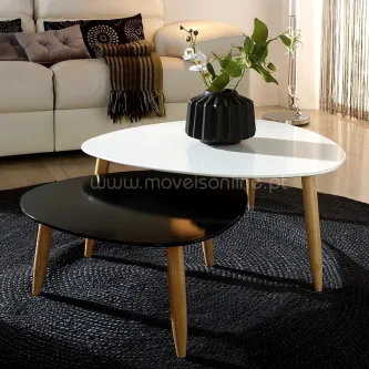 Conjunto de mesas nido ovais com tampos branco e preto e pés de madeira