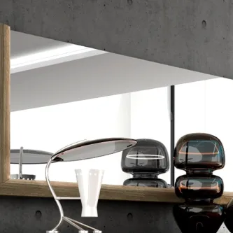 Espelho Victoria retangular com moldura de madeira a refletir candeeiro e vasos