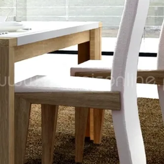 Cadeira Victoria em madeira clara com assento estofado junto a mesa branca