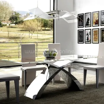 Mesa de jantar Victoria inox com tampo de vidro, base cruzada em inox e cadeiras brancas