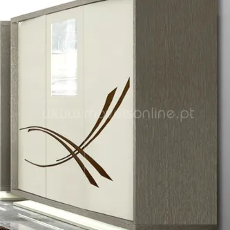 Vitrine Victoria com frentes brancas decoradas por motivos castanhos e moldura cinzenta