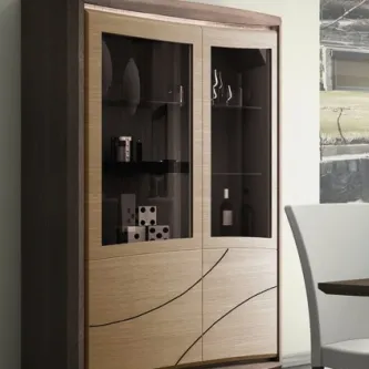 Vitrine LED nude em madeira clara com portas de vidro e prateleiras iluminadas