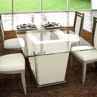 Mesa de vidro nude com base branca e quatro cadeiras estofadas em sala de jantar