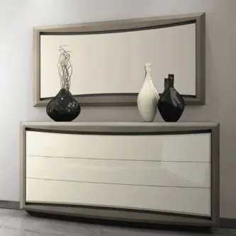 Cómoda nude com três gavetas e espelho curvo, vasos decorativos no tampo
