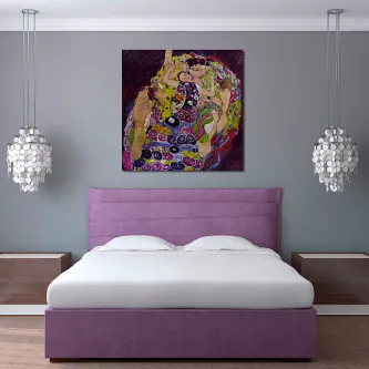 Quarto com cama de casal roxa e quadro colorido 'A Virgem' sobre a cabeceira
