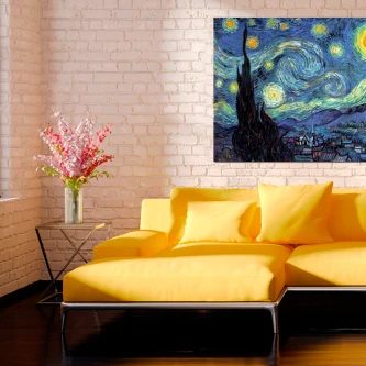 Quadro Noite Estrelada na parede de sala com sofá amarelo e vaso de flores