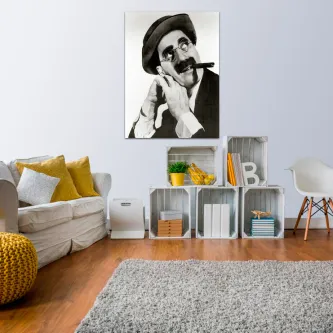 Quadro preto e branco com retrato cómico de homem de chapéu, óculos e charuto na sala
