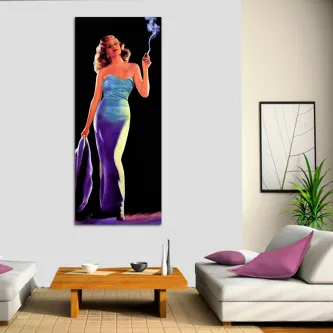 Mulher glamourosa em vestido longo azul a segurar um cigarro, pôster vertical na parede