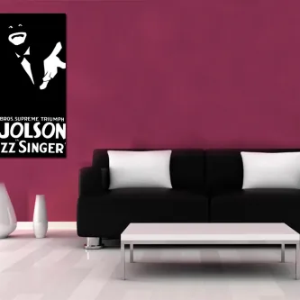 Quadro The Jazz Singer preto e branco numa parede rosa por cima de sofá preto