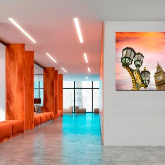 Quadro Big Ben com candeeiros vitorianos e céu alaranjado numa sala moderna