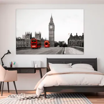 Quadro com Big Ben e autocarros vermelhos numa fotografia a preto e branco