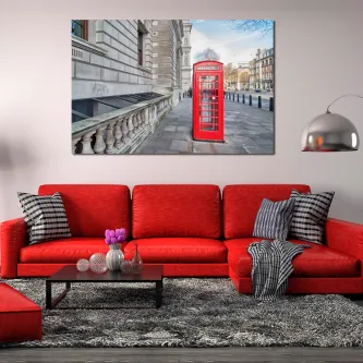 Quadro de cabine telefónica vermelha sobre sofá vermelho numa sala