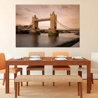 Quadro Tower Bridge sobre o rio Tâmisa pendurado numa sala de jantar