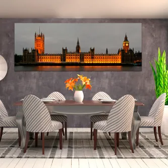 Quadro do Palácio de Westminster iluminado sobre o rio, pendurado numa sala de jantar.