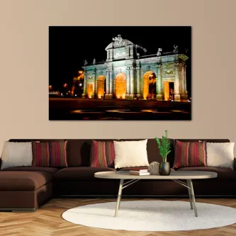 Quadro Puerta de Alcalá 2 com o monumento iluminado à noite pendurado sobre sofá