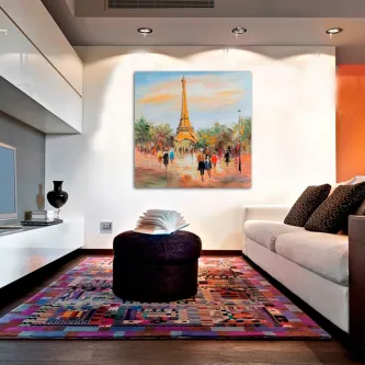 Pintura da Torre Eiffel pendurada na parede de uma sala moderna
