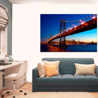 Quadro Golden Gate 2 ao anoitecer sobre sofá numa sala moderna