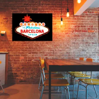 Quadro 'Welcome to Barcelona' estilo letreiro Las Vegas numa parede de tijolo em café