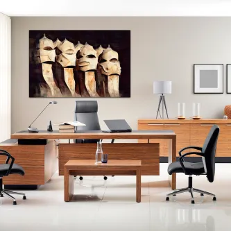 Quadro Avant-Garde com máscaras estilizadas numa parede de escritório moderno