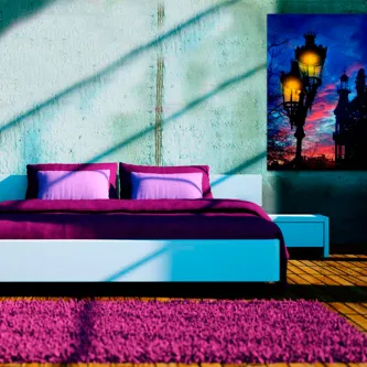 Quadro La Rambla com lampiões sobre cama moderna com roupa de cama púrpura