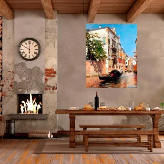 Quadro gôndola na parede de sala rústica com lareira, relógio e mesa de madeira