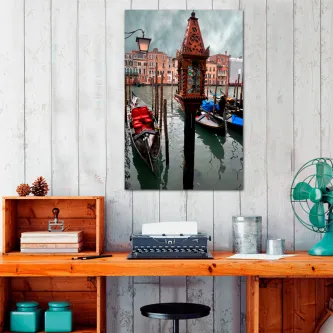 Quadro Bela Italiana com gôndolas num canal de Veneza, lanternas e edifícios coloridos