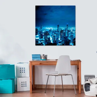 Quadro Chicago com cidade nocturna azul pendurado sobre secretária