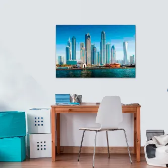 Quadro com skyline de Dubai pendurado acima de secretária e cadeira brancas