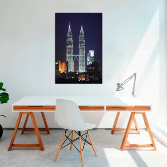 Quadro com foto noturna das Torres Petronas sobre secretária
