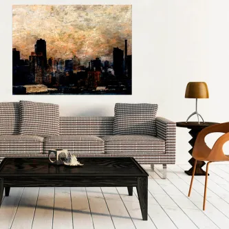 Quadro Cidade 2, paisagem urbana estilizada sobre sofá numa sala moderna
