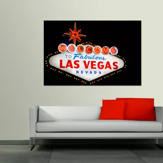 Quadro com placa iluminada 'Welcome to Fabulous Las Vegas Nevada' acima de sofá branco