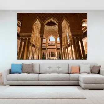 Interior da Alhambra com arcos mouros ornamentados e colunas douradas