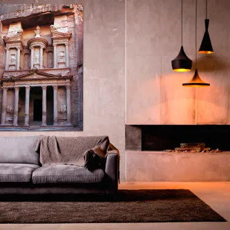 Quadro Petra com fachada de Al-Khazneh pendurado numa sala contemporânea