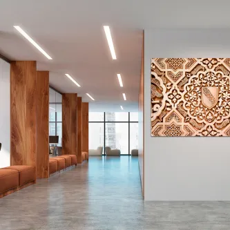 Quadro mosaico Alhambra 2, padrão geométrico em madeira, pendurado numa receção moderna