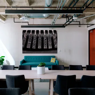 Tipos metálicos de máquina de escrever em preto e branco