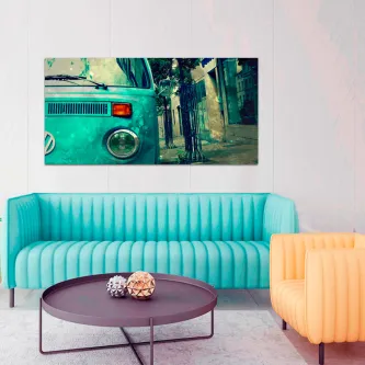 Quadro com frente de carrinha Volkswagen verde-água pendurado acima de sofá turquesa