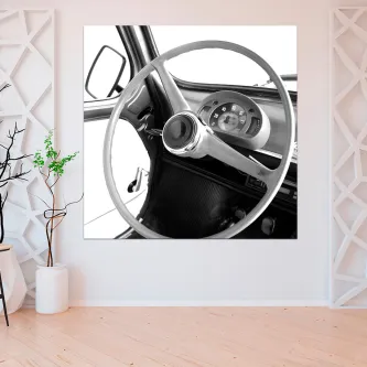 Quadro com close do volante e painel de carro clássico a preto e branco