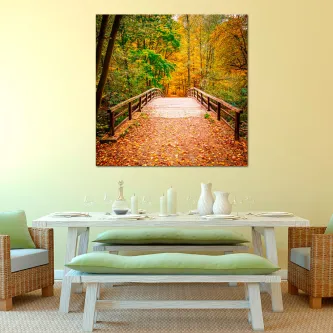 Quadro Outono com ponte de madeira numa floresta outonal