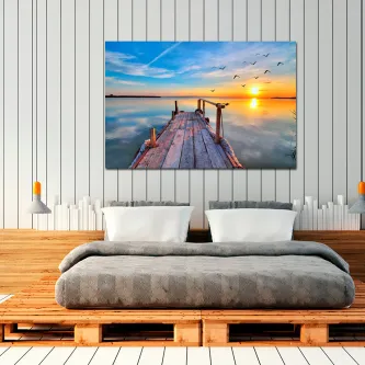 Quadro Varadero com cais de madeira sobre mar calmo ao pôr do sol e gaivotas