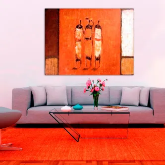 Quadro Étnico 2 com três figuras estilizadas sobre fundo laranja, acima de sofá moderno