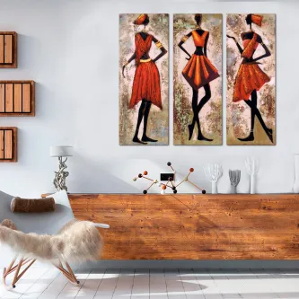Tríptico com três figuras femininas estilizadas em vestidos laranja