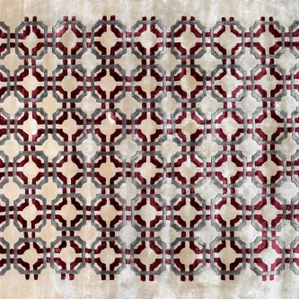 Tapete Casablanca com padrão geométrico repetido em tons de vermelho e bege
