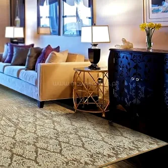 Tapete damask seda bege com padrão damascado sob sofá e mesa lateral numa sala