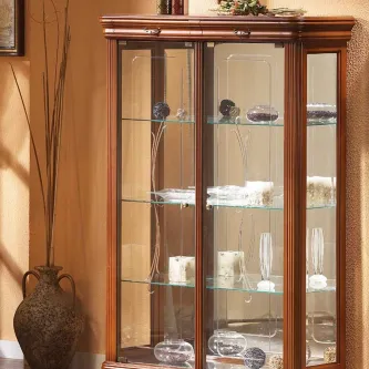 Vitrine em madeira com portas de vidro e prateleiras com peças decorativas