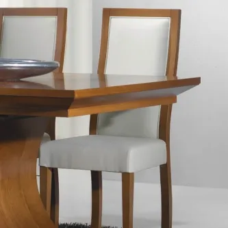 Cadeira Frize em madeira com assento e encosto estofados creme junto a mesa