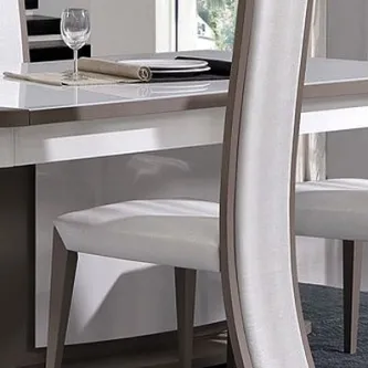 Cadeira Viana estofada branca com costas altas junto a mesa de jantar