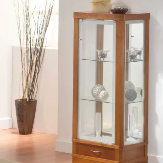 Vitrine de madeira com porta de vidro, três prateleiras e gaveta inferior