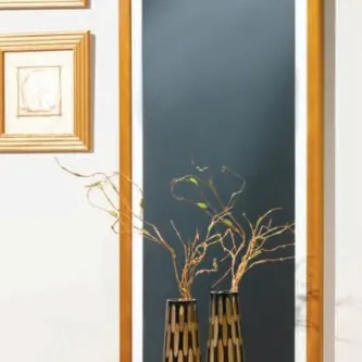 Penteador lux com espelho vertical em moldura de madeira com dois vasos e ramos