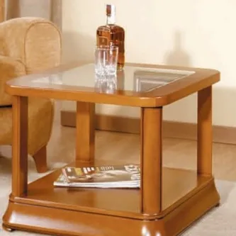 Mesa de centro Quad. Lux em madeira clara com tampo de vidro e prateleira inferior