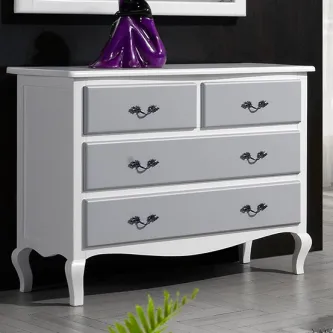 Cómoda Pepe branca com frentes cinzentas, quatro gavetas e puxadores ornamentados
